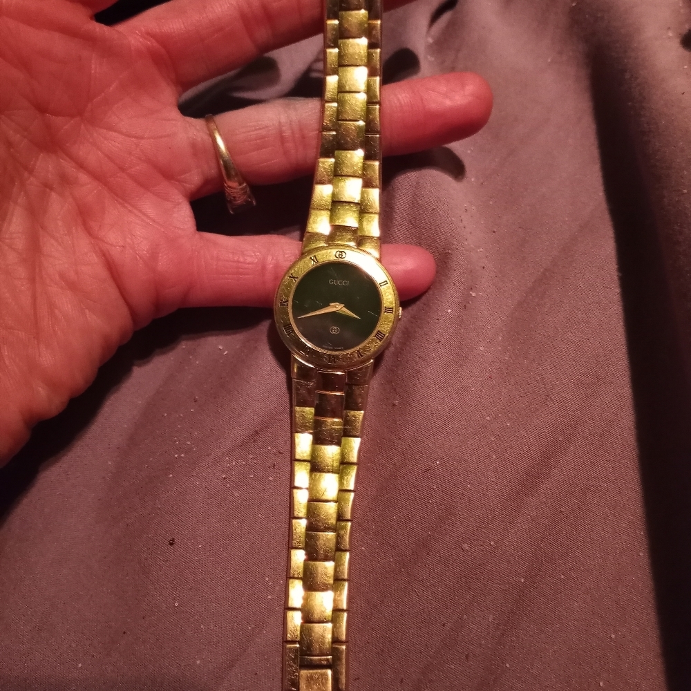 100% real  Authentic  Gucci women's watch - Picture 2 of 2